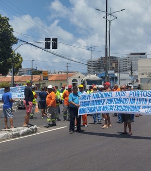 [Vídeo] Trabalhadores portuários iniciam greve com protesto em frente ao Porto de Maceió