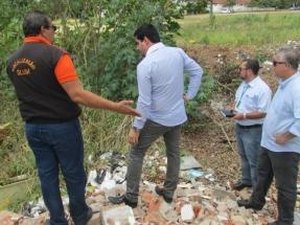 Slum flagra descarte irregular de lixo em hospital do Farol