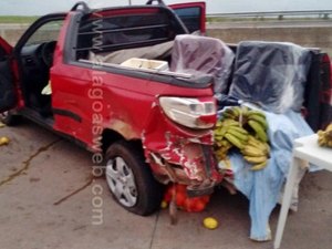 Veículos rodam na pista após colisão na BR-101