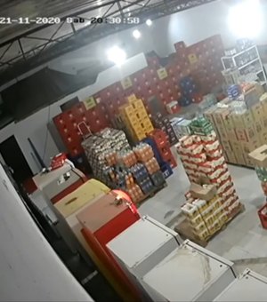 Vídeo mostra momento em que assaltante e dono de mercadinho trocam tiros