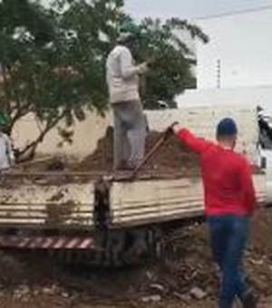 [Vídeo] Caminhão da prefeitura de Arapiraca é flagrado despejando entulho na Área Verde
