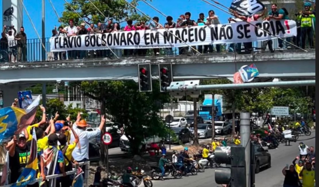 Fleming participa de protesto contra Flávio Bolsonaro e faz panfletagem na Ufal