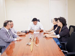 Prefeito assina contrato administrativo com empresa responsável por Concurso Público em Palmeira