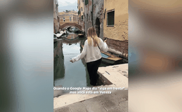 Turista tenta mostrar 'desorientação' do Google Maps e acaba escorregando e caindo em canal de Veneza