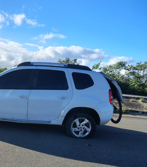 Veículo é encontrado com pneus rasgados na AL-405, entre Maceió e Rio Largo