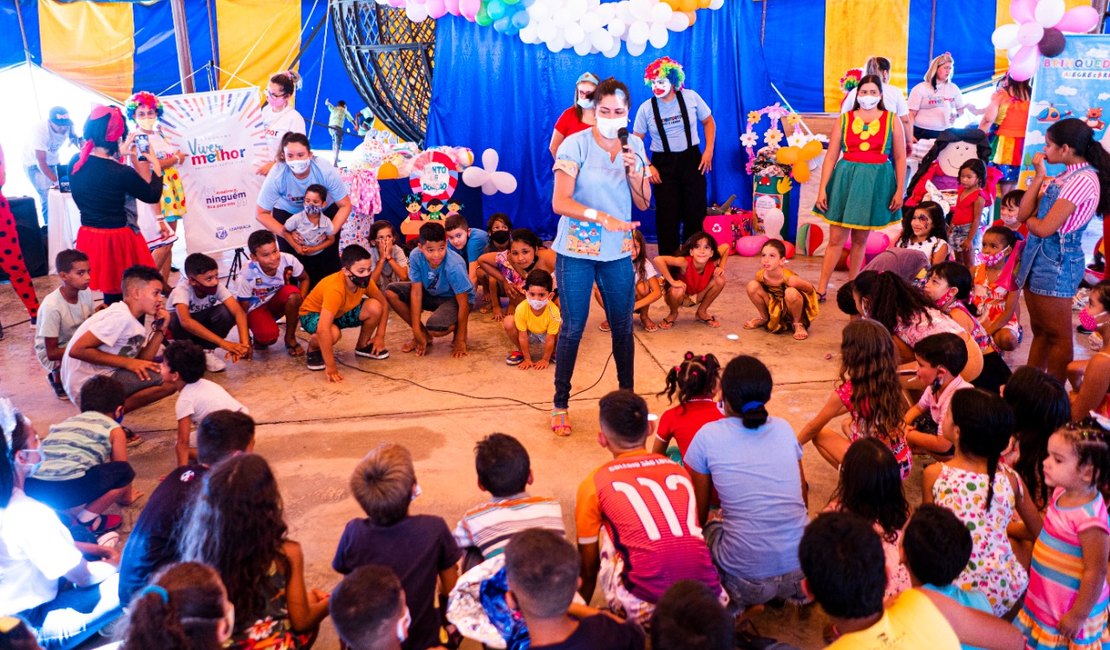 Música, brincadeiras e presentes fazem a alegria de crianças de bairro carente em Arapiraca