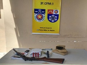 Jovem é preso e menor apreendido por tráfico de drogas no Litoral Norte de AL