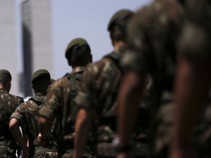 Contra coronavírus, Exército proíbe aperto de mão, abraço ou beijo nos quartéis