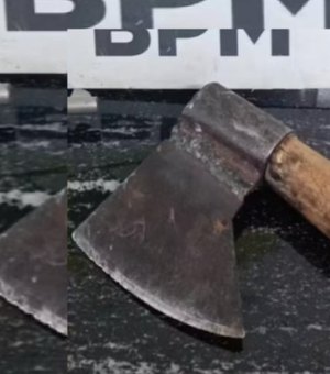 Homem é preso após ameaçar mãe e irmãos com machado na zona rural de Feira Grande