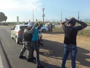 Operação policial revista veículos e passageiros em São Miguel dos Campos
