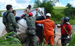 Carga é saqueada com motorista preso às ferragens; vítima foi socorrida em helicóptero