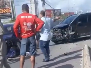 [Vídeo] SMTT registra colisão na Avenida Gustavo Paiva