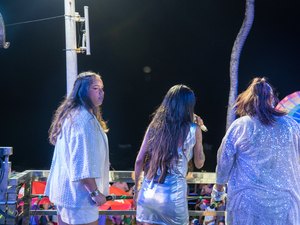 Jovem cantora alagoana realiza sonho ao se apresentar no circuito Barra-Ondina, em Salvador