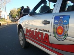 Dupla armada invade loja, ameaça funcionários e rouba dinheiro e roupas