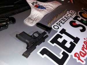 Operação Lei Seca resulta em prisão por porte de arma além de autuações por uso de álcool