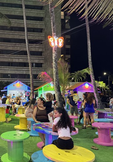 Vila das Crianças encanta o público com luzes e brinquedos acessíveis