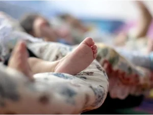 Mulher é processada pelo ex-namorado após ele descobrir que bebê do casal não é filho dele