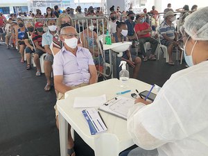 Prefeito de Maceió divulga cronograma de vacinação de idosos entre 68 e 71 anos