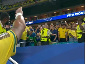 Filho de Neymar é barrado por segurança ao tentar abraçar pai após o jogo