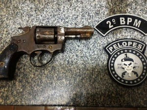 Homem é preso com arma de fogo e motocicleta roubada no interior