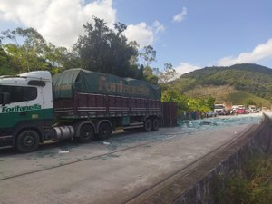 Carreta com carregamento de vidro tomba e interdita pista em Flexeiras