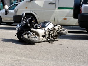 Motociclista atropela cachorro e acaba ferido na Av. Muniz Falcão na cidade de Arapiraca