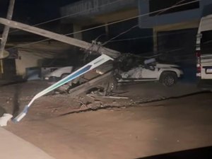 Carro colide em poste e deixa mulher ferida na AL-101 Norte em Maragogi