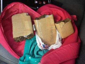 Estudante é presa com droga escondida dentro da bolsa em abordagem a coletivo