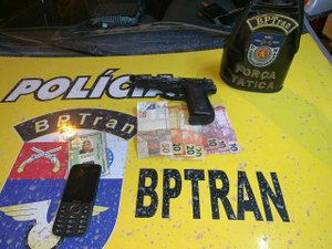 Jovens trocam tiros com a polícia, após tentativa de assalto e são presos