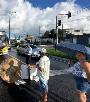 Av. Josefa de Melo é bloqueada por manifestantes que cobram melhorias no transporte público