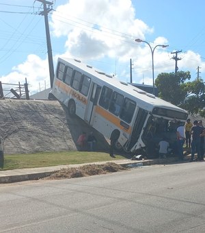 Ônibus escolar despenca de ribanceira na AL-215 em Marechal Deodoro