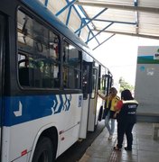 Fiscais da SMTT recolhem dois ônibus de Maceió por defeito nos elevadores