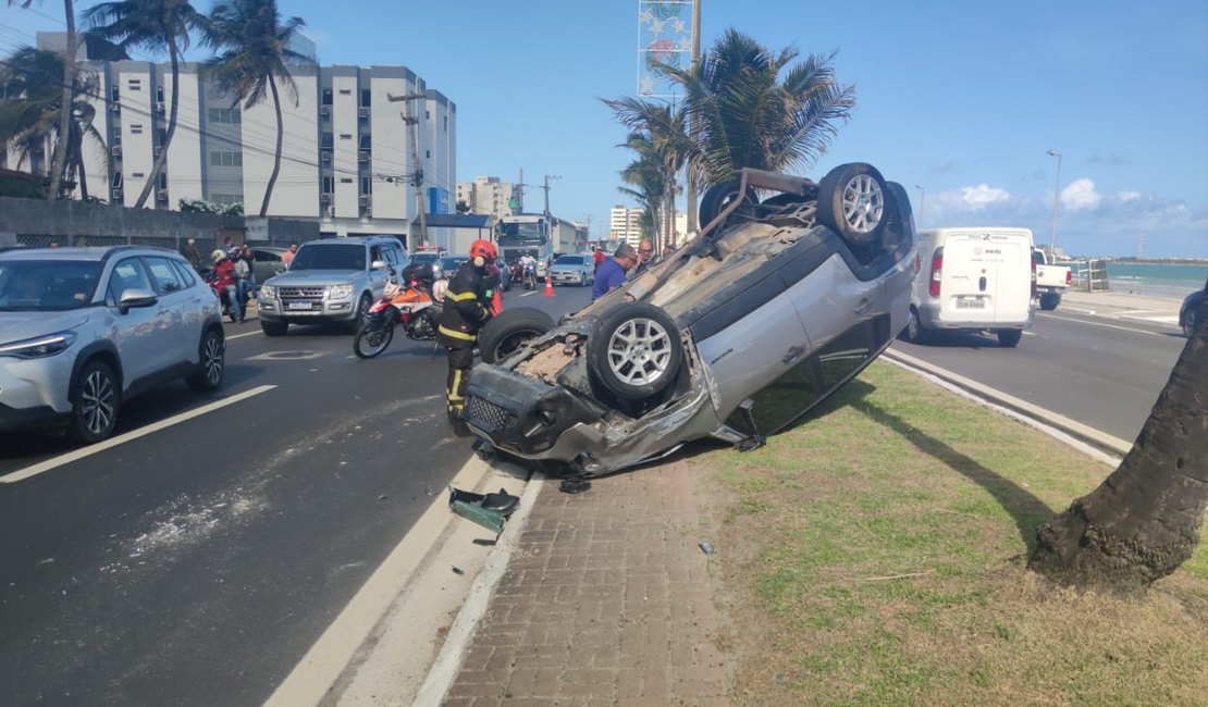 [Vídeo] Carro capota com um homem e uma criança na Avenida Assis Chateubriand