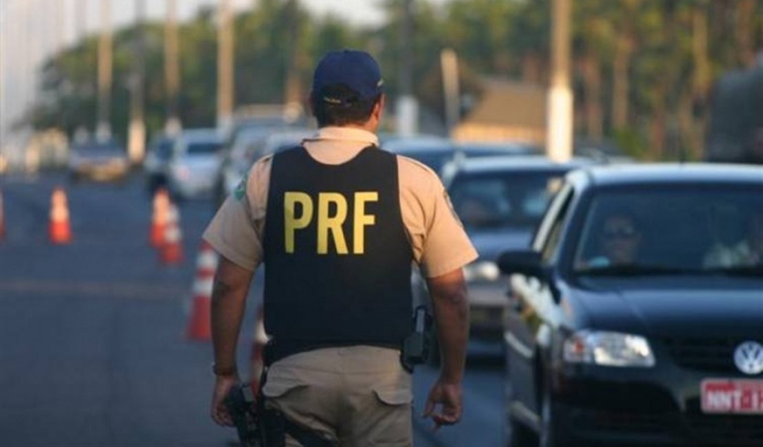 Homem é preso após promover baderna em ônibus