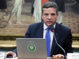 Presidente da Petrobras renuncia e interino assume o cargo
