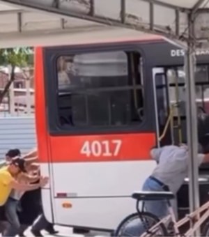 População é vista empurrando ônibus no terminal do Conjunto Graciliano Ramos, em Maceió