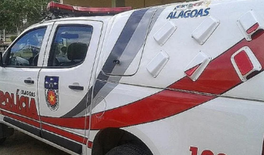Homem invade residência da ex, a impede de entrar no local e foge antes da chegada da PM