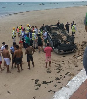 [Vídeo] Homem perde controle de veículo, capota e vai parar na areia da Praia