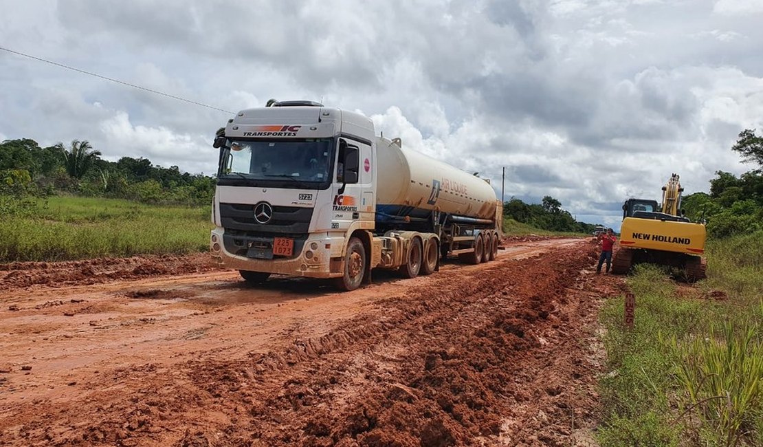 Caminhões com carga de oxigênio para Manaus enfrentam atoleiro na BR-319