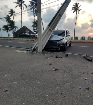 Carro colide contra poste e deixa Avenida Álvaro Otacílio interditada