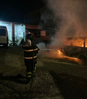 Van pega fogo em oficina mecânica após apresentar pane elétrica