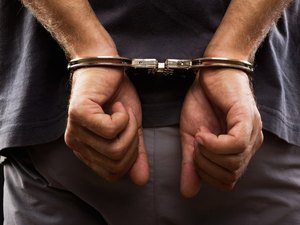Jovens são presos portando arma de fogo na grande Maceió