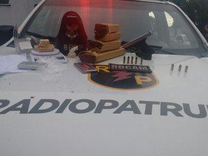 Acusados de tráfico, jovens são presos com drogas e arma importada