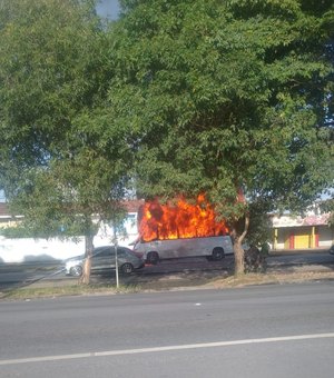 Van é consumida por chamas na BR-104, no Tabuleiro dos Martins