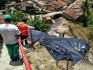 Defesa Civil segue instalando lonas nas áreas de risco de Maceió
