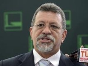 Aliados dizem que Lula ajudará país a sair da crise; oposição fala em manobra