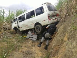Mulher morre e outros ficam feridos durante tentativa de assalto à van