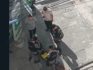 [Vídeo] Suspeito é preso por populares após assaltar mulher no Centro de Maceió