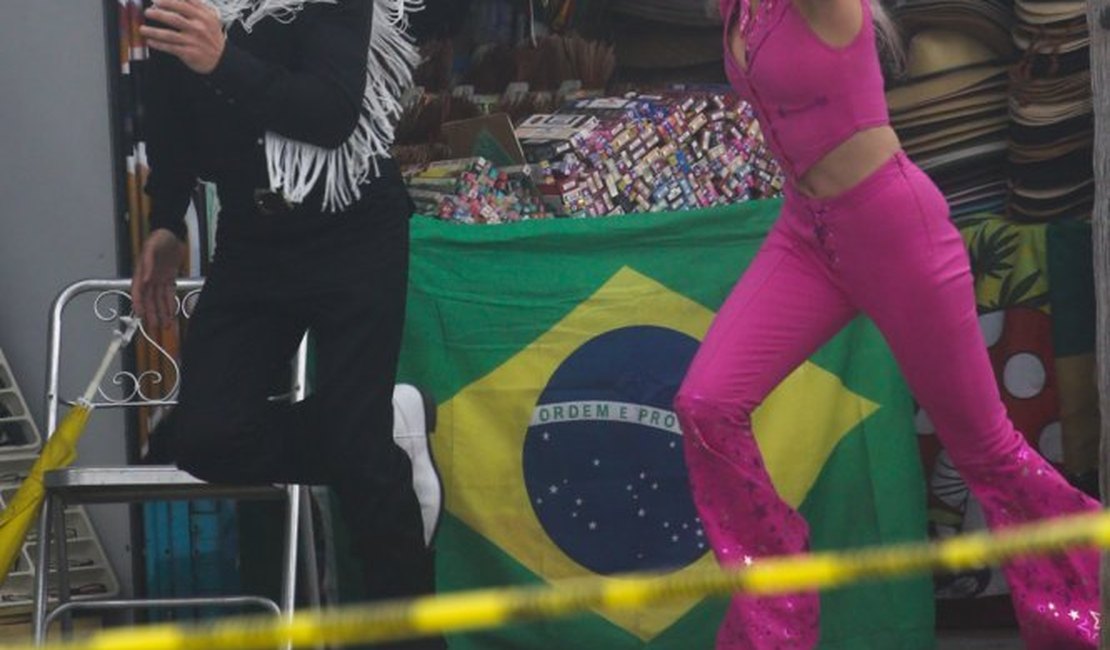 Margot Robbie e Ryan Gosling viralizam com cena de fuga com bandeira do Brasil no fundo
