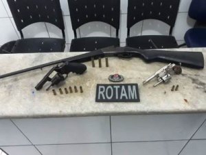 Armas de fogo são apreendidas durante patrulhamento em grota de Maceió 